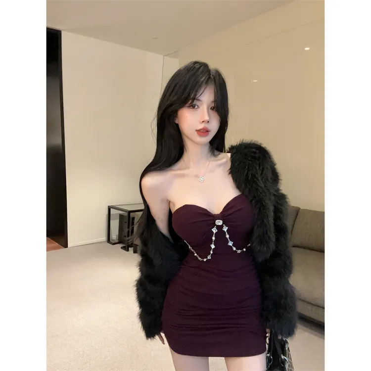 法式纯欲辣妹设计感钉珠链条一字肩抹胸收腰显瘦包臀裙女秋带胸垫