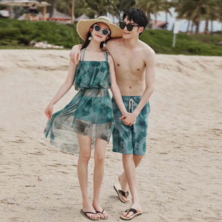 情侣泳衣一男一女游泳新款比基尼性感三件套小胸聚拢沙滩度假温泉