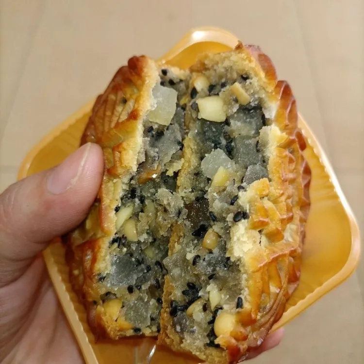 新鲜出炉广西横县特产多口味什锦月饼独立包装厂家直销批发老字号