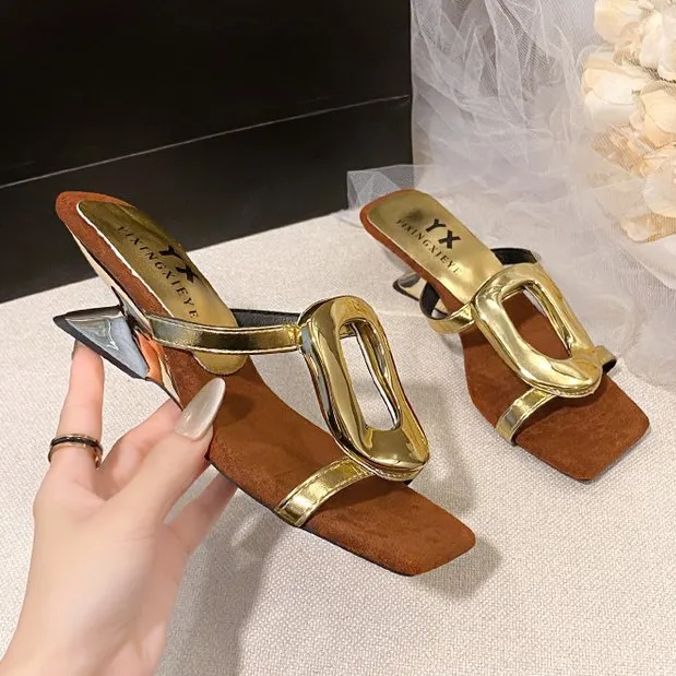 方扣小众方头坡跟露趾凉拖鞋女外穿夏季新款百搭高跟拖鞋仙女风