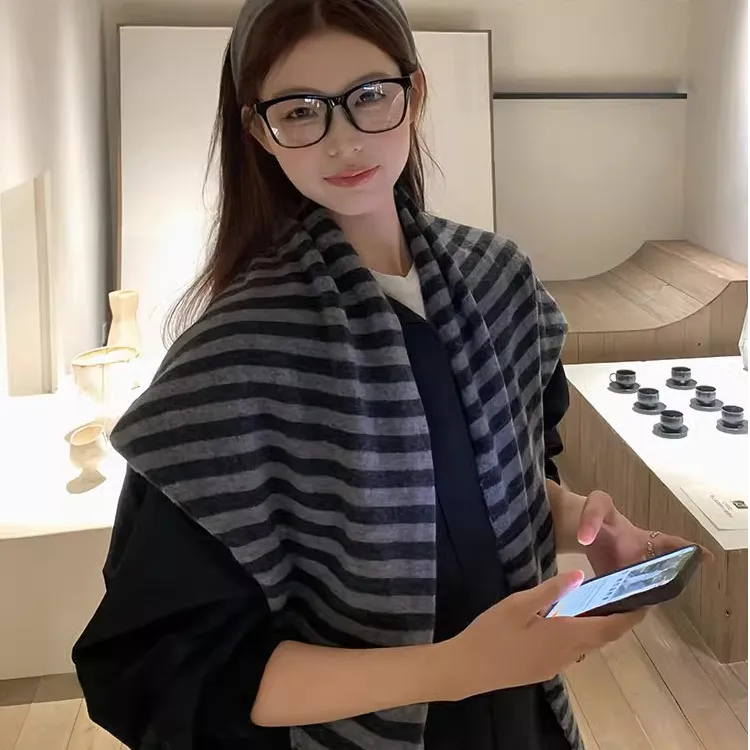 秋冬小众条纹羊毛混纺三角百搭披肩黑色时尚气质针织休闲女士宽松