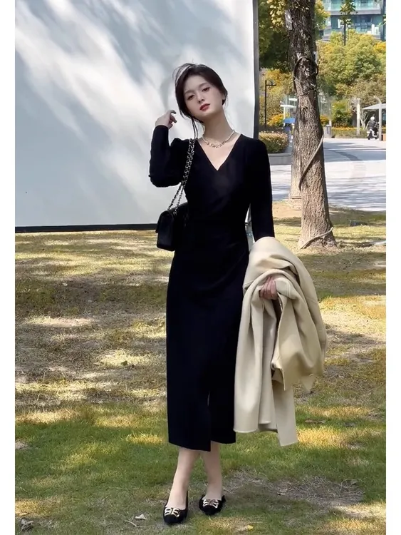 法式复古时尚气质赫本风V领连衣裙秋季新款收腰显瘦打底黑色裙子