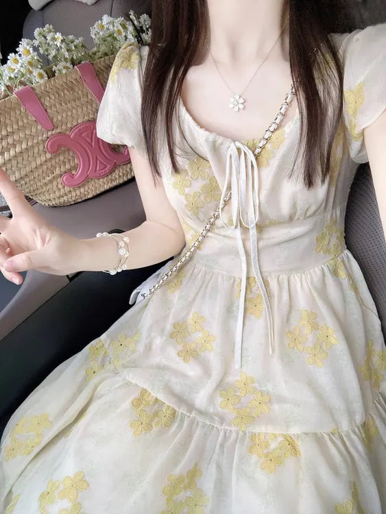夏季温柔风穿搭A字中长裙子系带蝴蝶结泡泡袖修身刺绣碎花连衣裙
