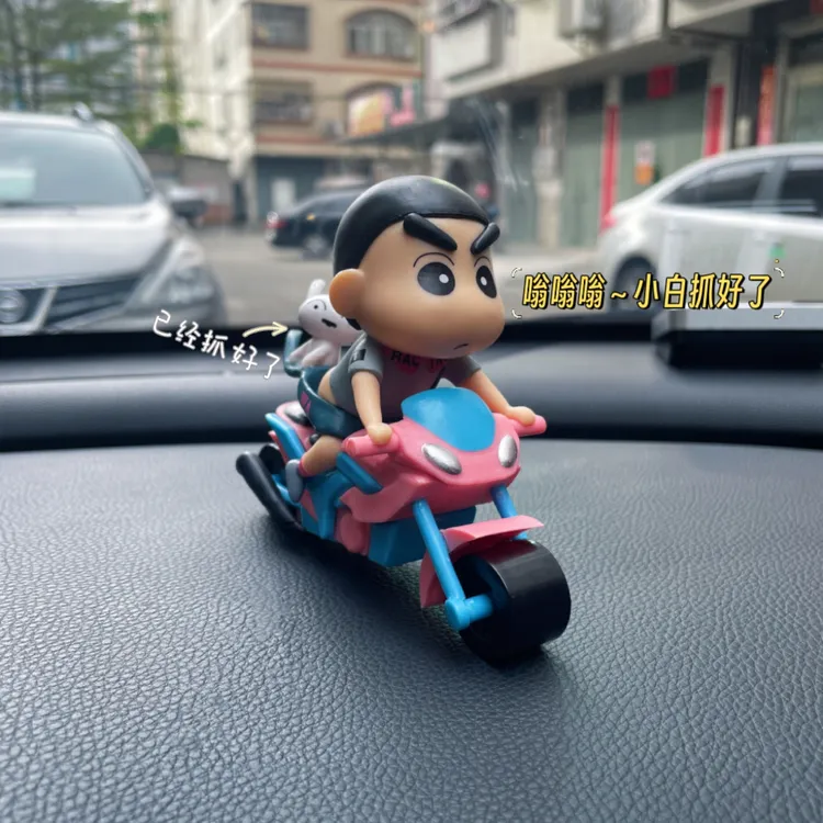 机车小新动漫可爱蜡笔小新车载摆件中控台汽车内装饰用品卡通公仔