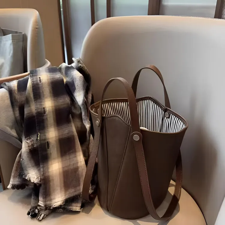 爆款复古水桶包包女2025秋冬新款大容量水桶包百搭包包女包包女款