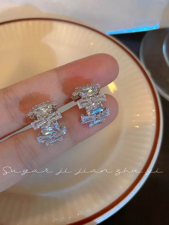 铜合金合成锆石耳饰 爆闪耳钉女轻奢精致气质百搭耳环女2024新款
