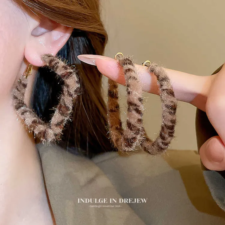 铜合金布艺耳饰 复古植绒丝绒豹纹耳环2024新款爆款高级夸张耳圈