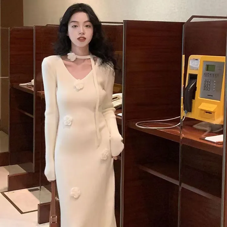 法式复古显瘦针织连衣裙女秋冬秋冬新款裙子V领立体花朵长裙