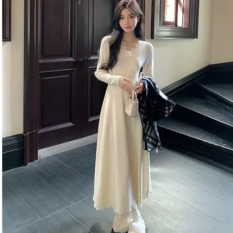 秋冬新款法式气质V领拼接蕾丝裙摆针织连衣裙女配大衣修身长裙