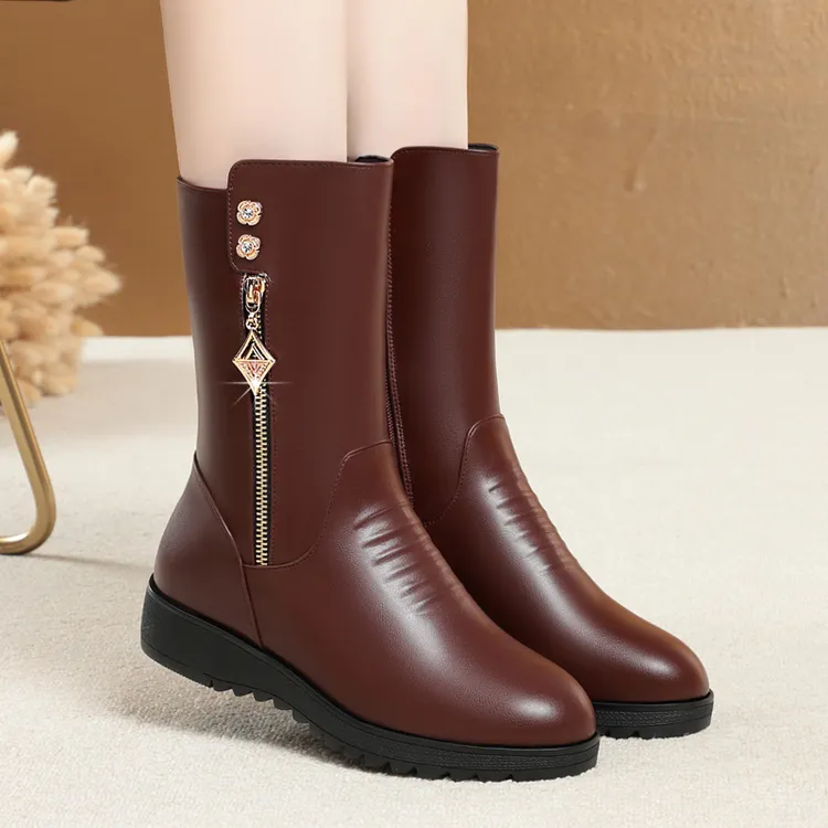 中筒靴子舒适冬季妈妈鞋软皮软底平底皮鞋女防滑中老年女士棉鞋女