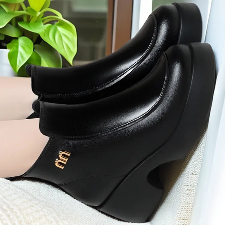 秋冬季新款保暖加绒秋冬妈妈皮鞋棉鞋厚底靴子久站不累脚马丁短靴