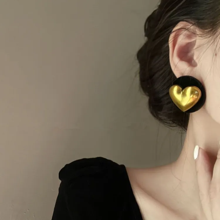 铜合金布艺耳饰 黑色植绒复古爱心耳钉夸张立体个性金属感耳饰ins