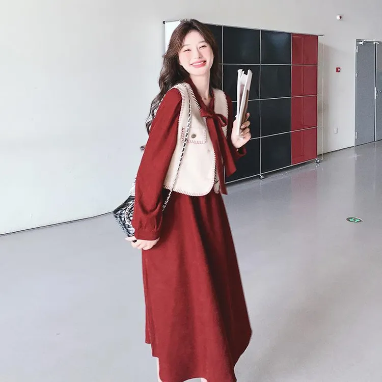 早春穿搭马甲配红色衬衫连衣裙女秋冬2024年新款漂亮小香两件套装