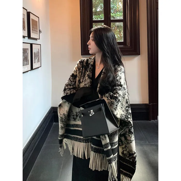 新中式复古水墨画双面流苏披肩外搭女2024冬季新款加厚斗篷围巾