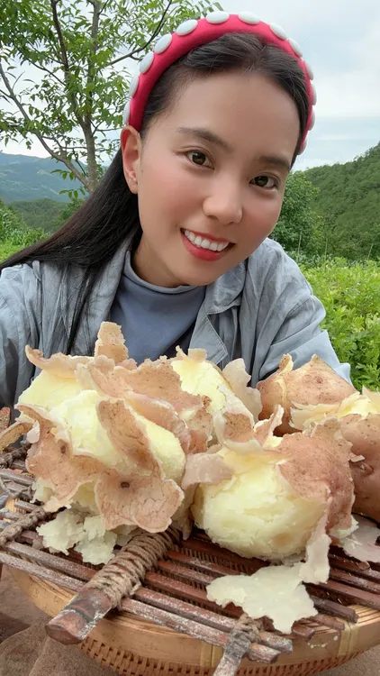 云南怒江高山老品种六保小土豆粉皮白心个头偏小嫌小慎拍