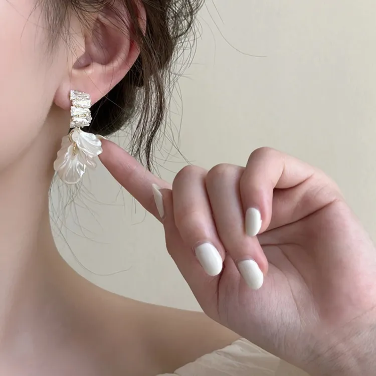 铜合金耳饰 白色贝壳花瓣耳夹女无耳洞法式气质耳夹小众设计感