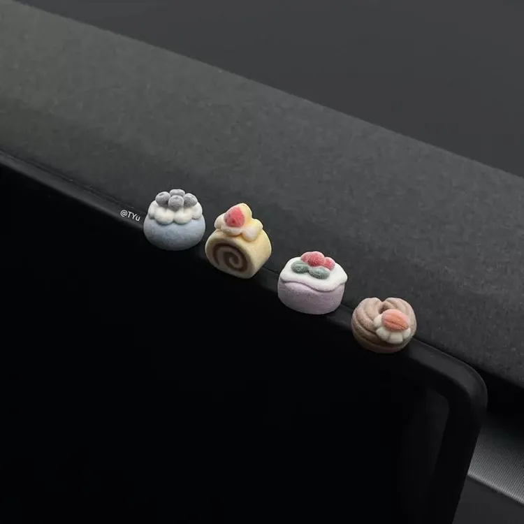 新款车载小可爱摆件车机屏幕电脑显示器装饰汽车内饰治愈蛋糕甜品