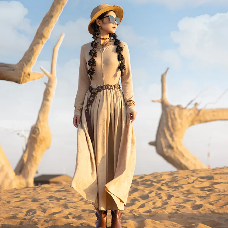 理想三旬旅行女装秋装废土风复古卡其色针织拼接连衣裙长裙民族风