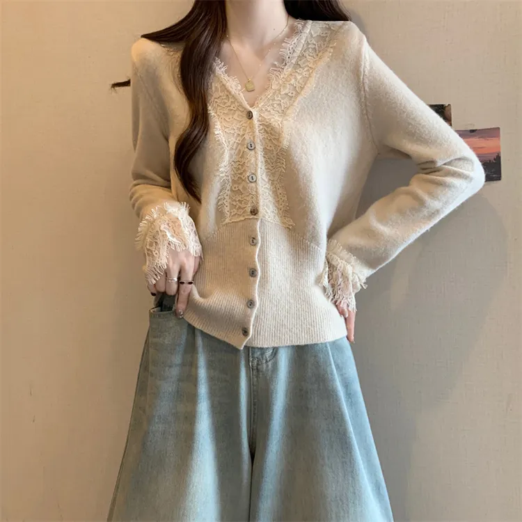 实拍 蕾丝边拼接V领毛衣女冬季新款长袖打底衫修身显瘦气质针织衫