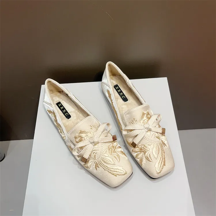 小众潮牌新中式古风加绒毛毛鞋子女豆豆单鞋时尚保暖外穿绣花棉鞋