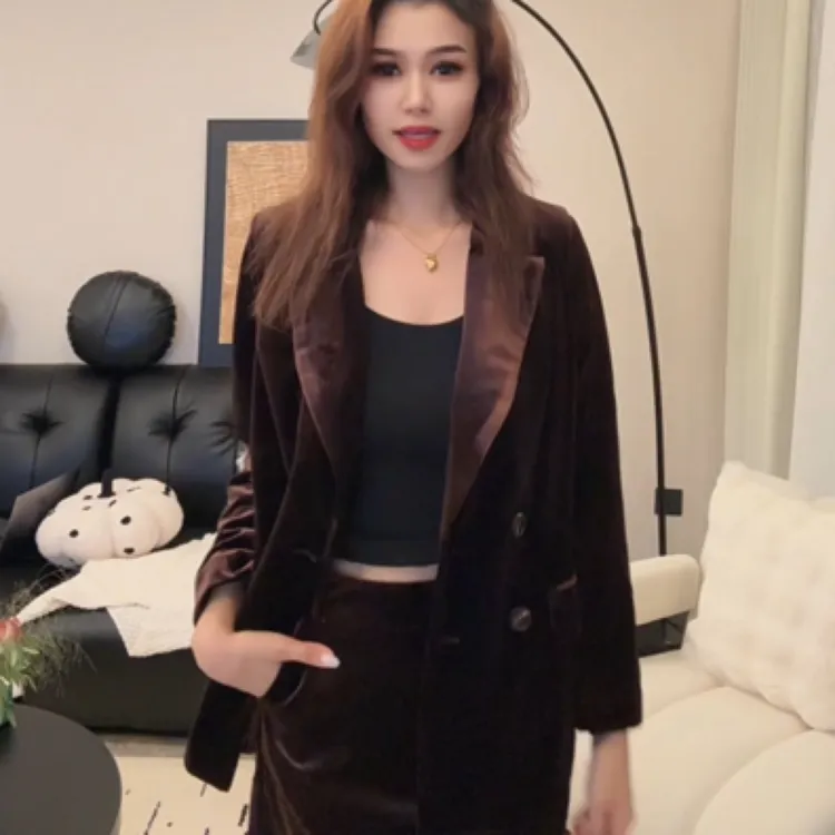 咖啡色西装+半身裙两件套套装