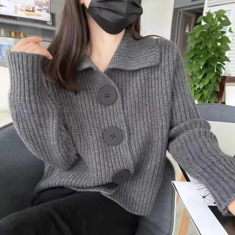 针织开衫女秋装2025年新款长袖宽松韩版时尚大扣翻领短款毛衣外套