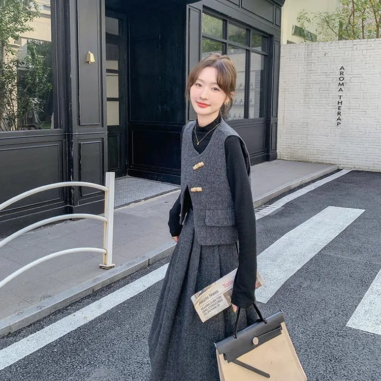 灰色小香风毛呢马甲套装裙女秋冬季2024新气质高级感半身裙三件套