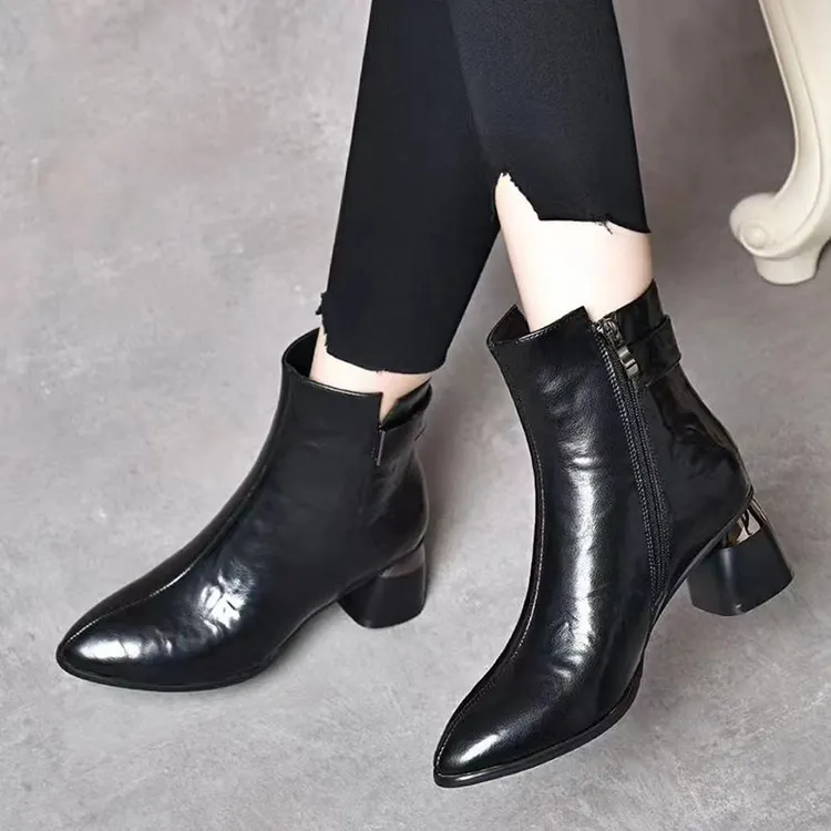 2024年秋冬季新款加绒加厚保暖女士时尚休闲粗跟低跟短靴马丁女靴