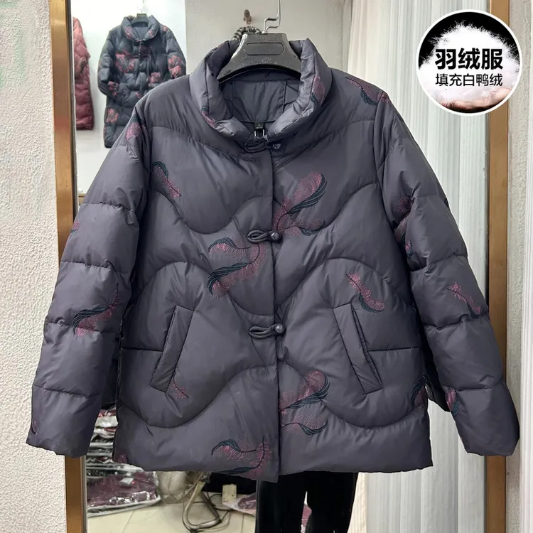中老年妈妈冬季国风羽绒服女短款刺绣衣服高贵奶奶冬装白鸭绒外套