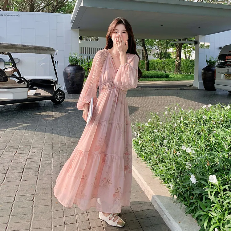 粉色超仙甜美v领连衣裙女中长款2024春季新款法式显瘦绝美碎花裙