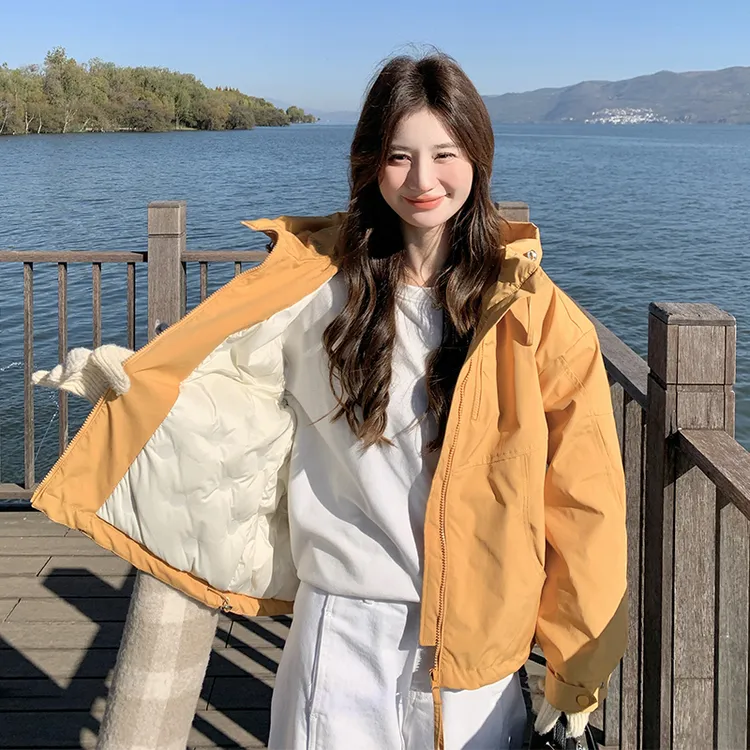 黄色短款冲锋衣羽绒服女冬2024新款韩版休闲保暖白鸭绒工装派克服