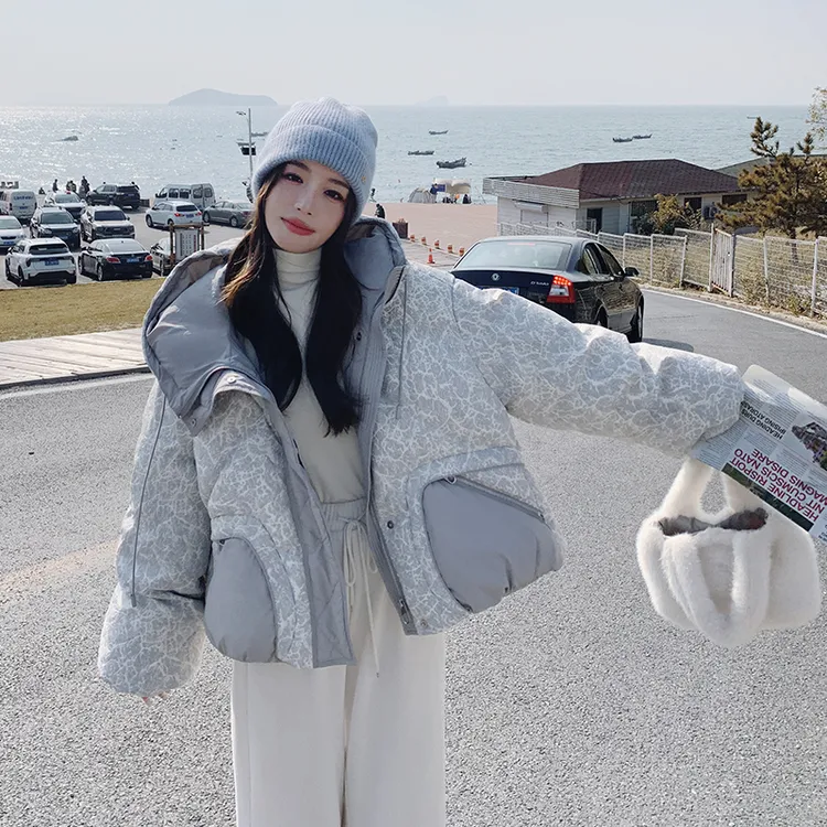 印花浅灰色羽绒服短款女小个子2024冬季新款时尚加厚面包服外套