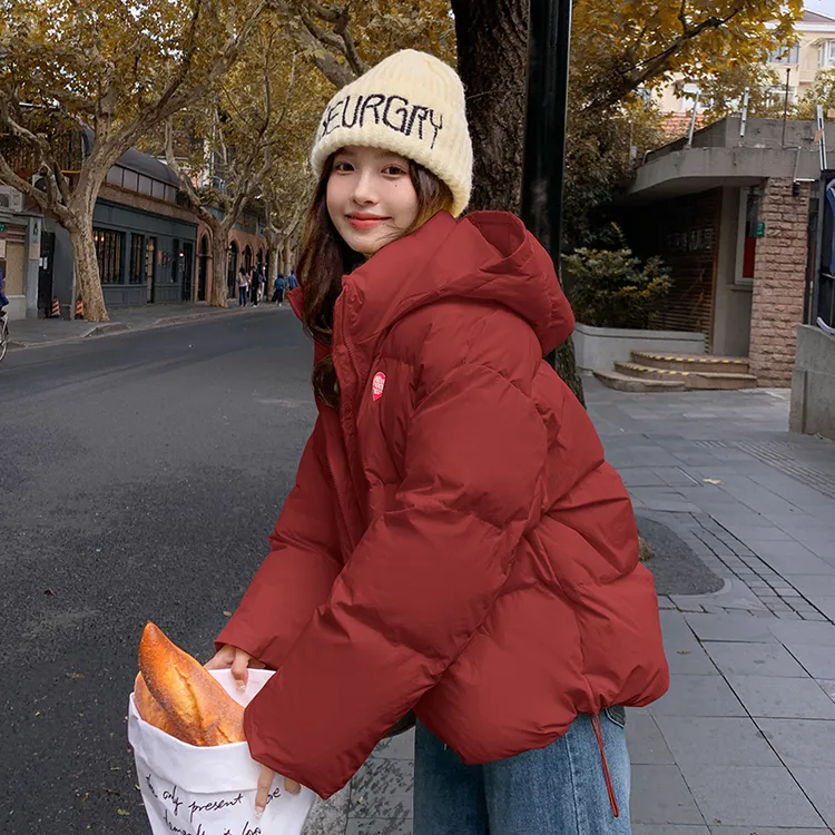 安可拉红连帽短款羽绒服女冬季2025新款小个子超好看白鸭绒面包服