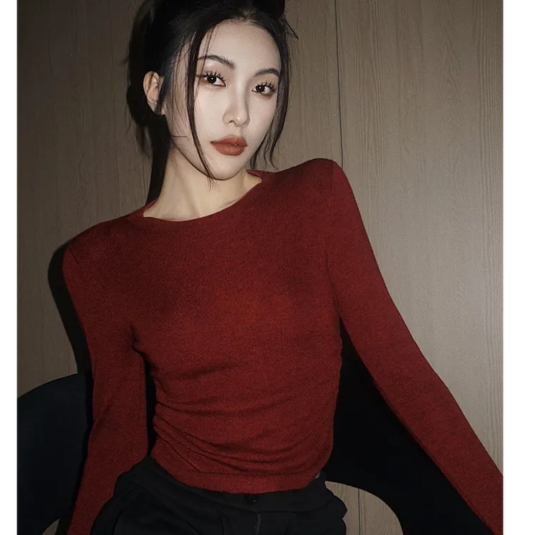 高级感酒红色长袖短款针织衫女秋冬显瘦圆领紧身时尚气质打底上衣