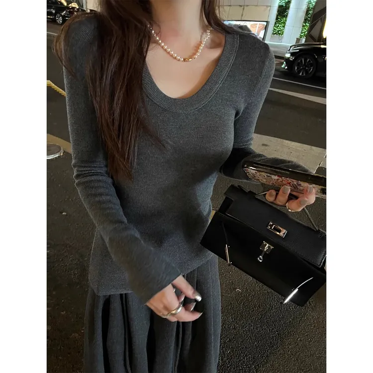 法式复古内搭灰色U领针织打底衫女秋冬穿搭软糯毛衣修身长袖上衣