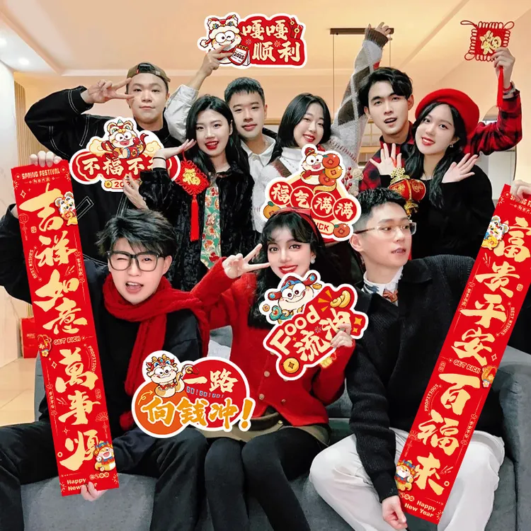 新款新年拍照装饰蛇年过年公司年会合照手持板氛围道具
