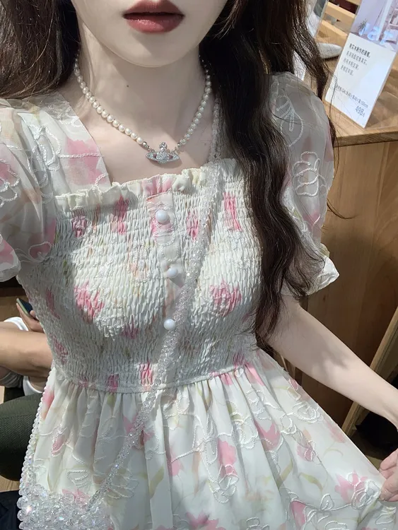 碎花裙果然是氛围感的神2025春夏季新款小个子收腰显瘦方领连衣裙