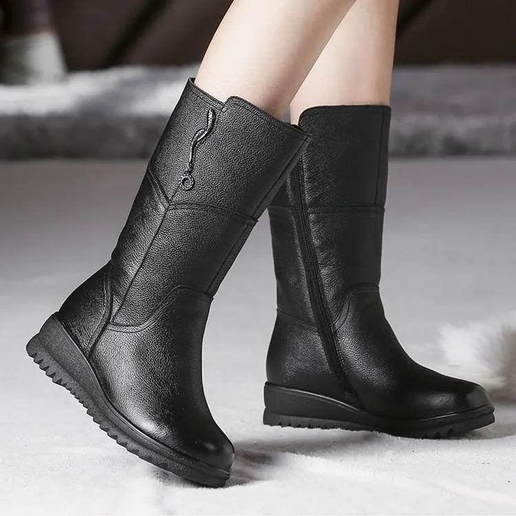 中老年真皮中筒靴平底软底雪地女棉鞋冬季加绒妈妈保暖女士皮靴