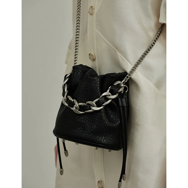 香港代购水桶包包女2024新款高级质感小众今年流行通勤单肩斜挎包