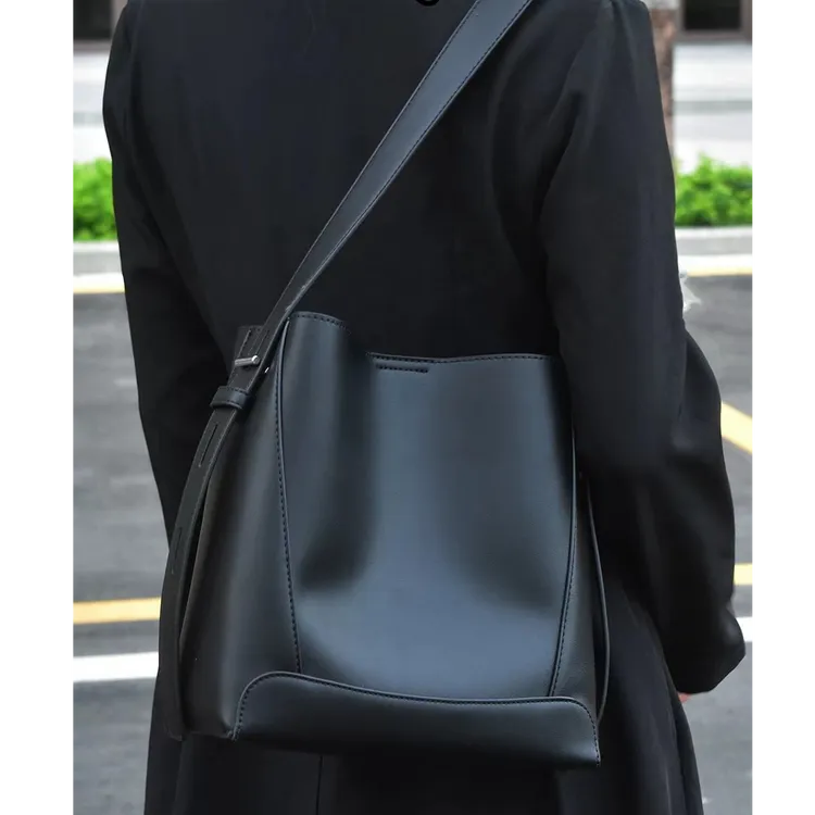 黑色水桶托特包大容量质感小众斜挎包上班上学通勤单肩包