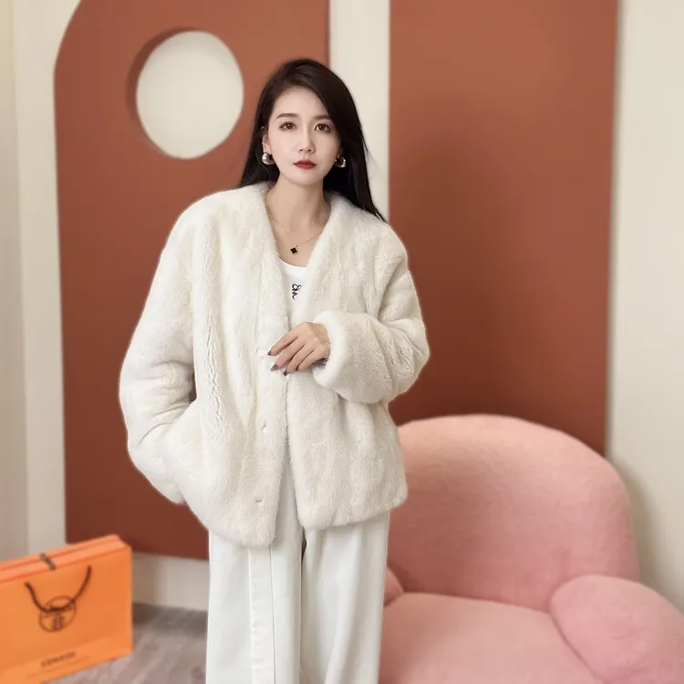 E伊奴卡 进口紫金短二天鹅绒水貂整貂皮草外套女V领百搭设计款