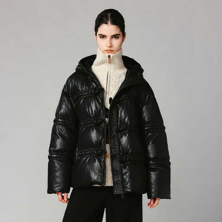 UOOYAA/乌丫冬季经典新中式立体手工穿绳盘扣PU蛋白皮羽绒服9178