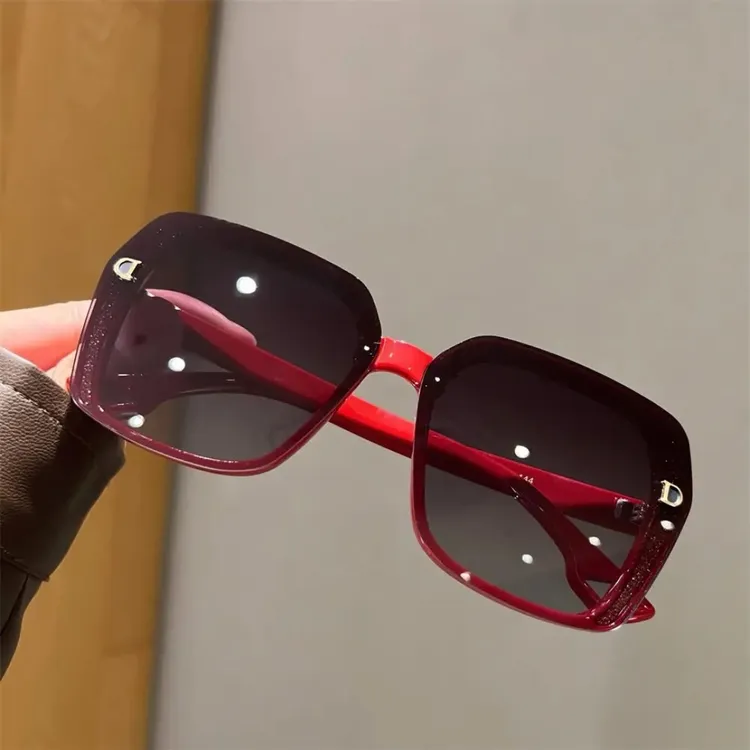 清凉夏日新款时尚防紫外线太阳镜街拍百搭气质大方框护目女款潮流