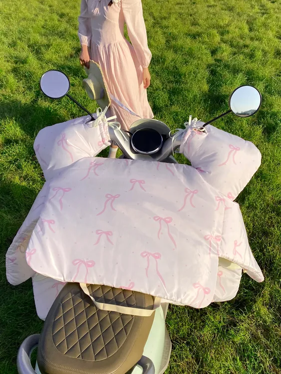 麦几酱酱淡粉蝴蝶结冬季电动车挡风被保暖加厚内里加绒防风被原创