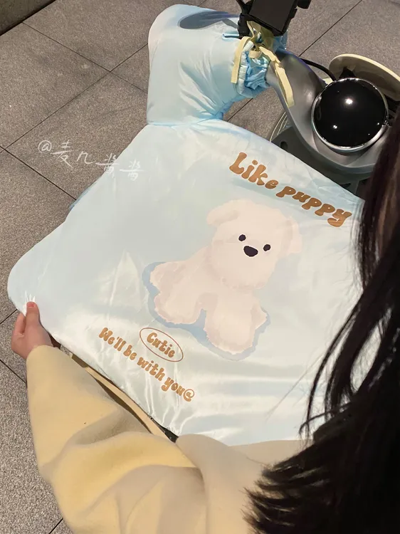 麦几酱酱奶蓝小白狗冬季电动车挡风被保暖加厚内里加绒防风被原创
