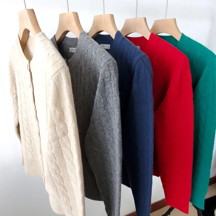 纯山羊绒圆领秋冬加厚绞花女开衫W24032