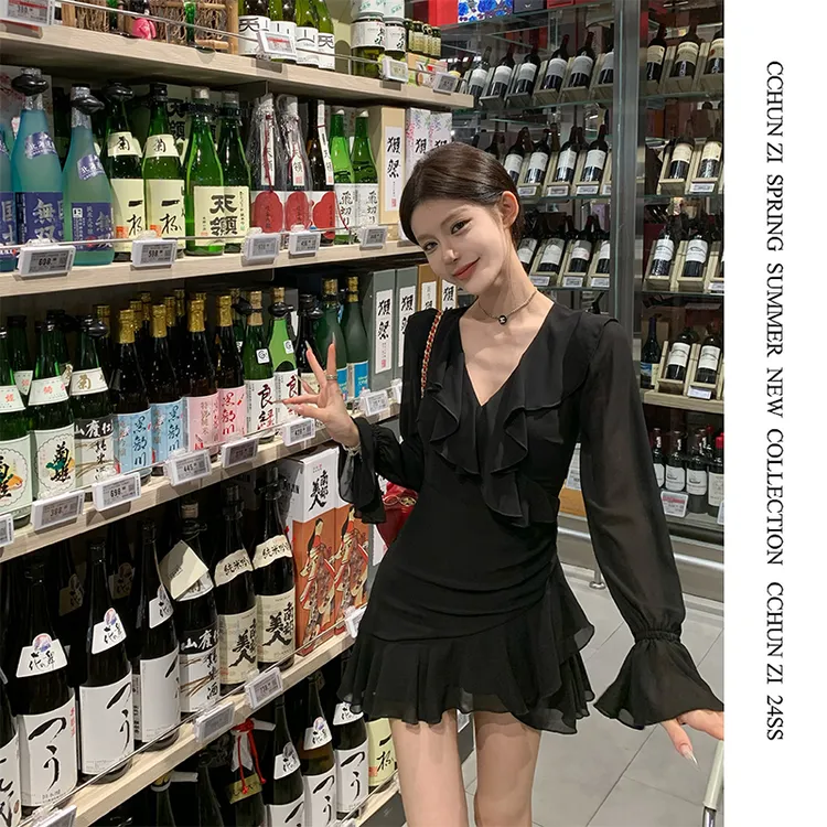 【CHUN ZI】烛光晚餐 V领连衣裙女秋荷叶边喇叭袖修身法式小黑裙