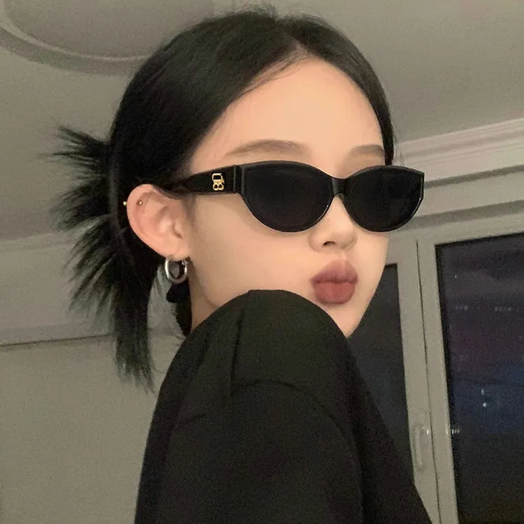 个性黑色窄框复古女科技感配饰太阳镜高级感欧美时尚网红眼镜拍照
