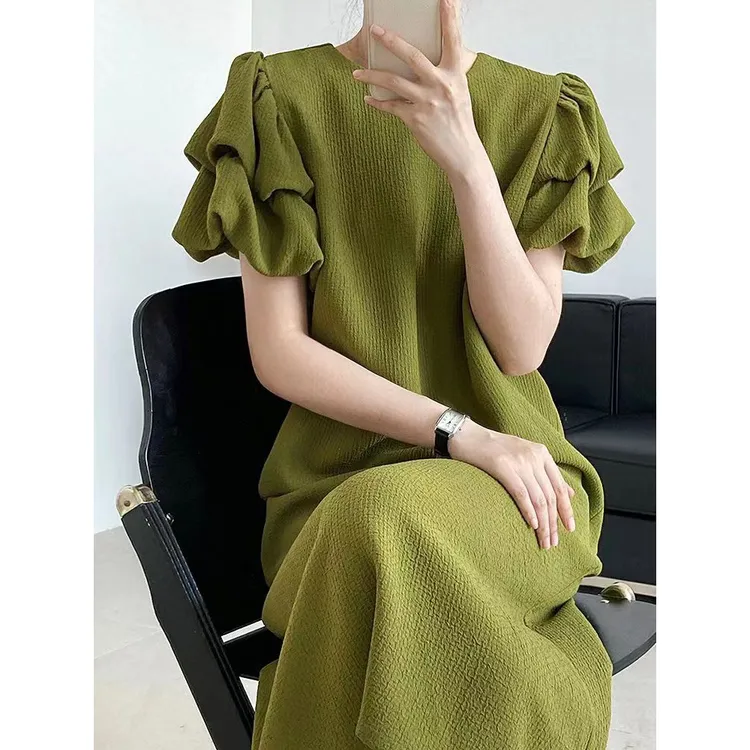 法式泡泡袖牛油果绿色连衣裙女夏季高级感宽松中长款直筒裙长裙子