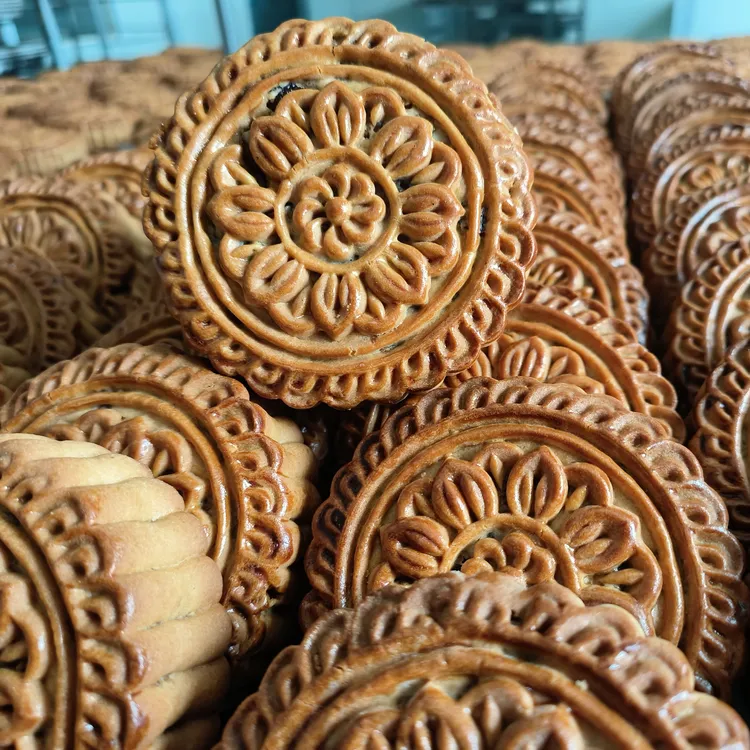 新疆果仁月饼，手工艺制作的包含营养丰富的美味坚果制作的土月饼